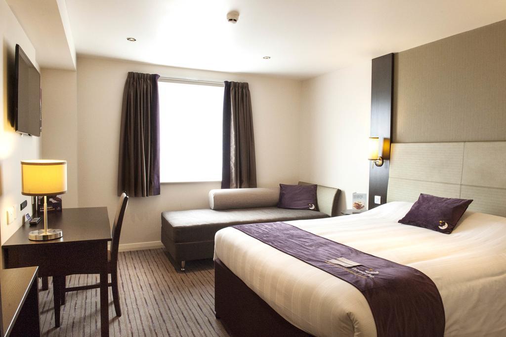 Premier Inn London Kingston Upon Thames Eksteriør billede